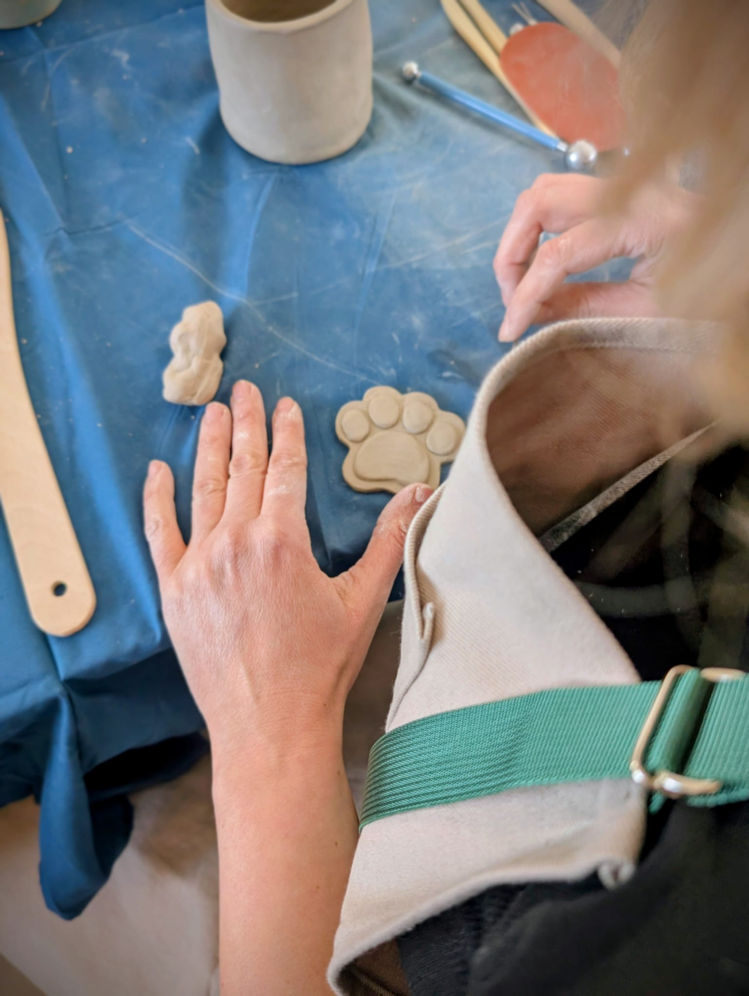 Zajęcia ceramiczne — wspólna praca